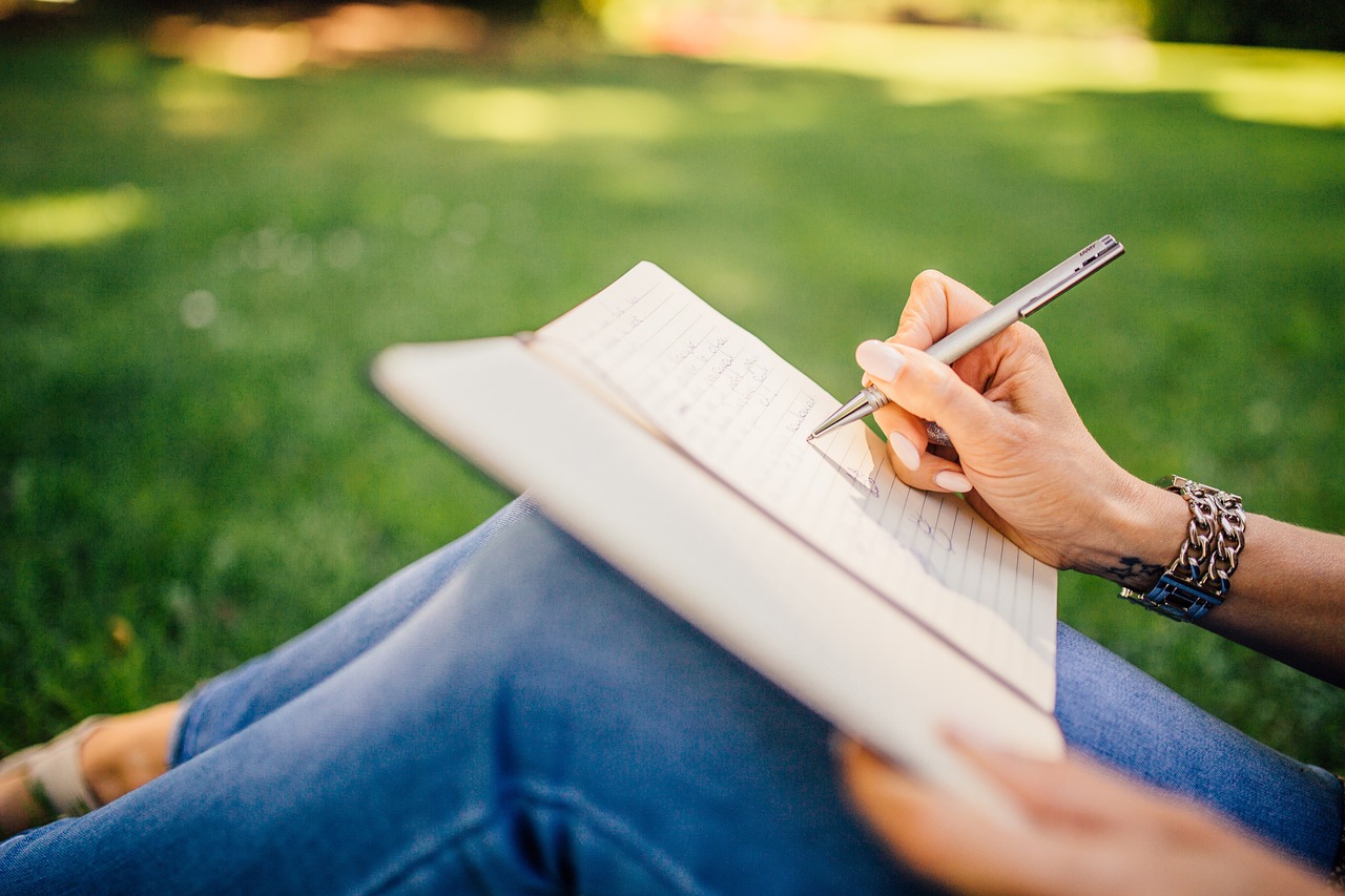 schrijven in schrift in gras
